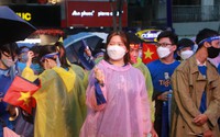 Người dân TP.HCM tập trung đông nghẹt tại phố đi bộ Nguyễn Huệ đội mưa chờ cổ vũ đội tuyển U23