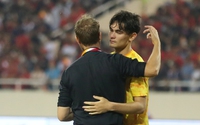 Cầu thủ U23 Thái Lan gục xuống sân, ông Polking lặng lẽ động viên sau trận thua Việt Nam