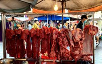 Giá bò hơi "chạm đáy", nhiều chủ trang trại phải "bán tháo", thế mà thịt bò ở chợ vẫn không giảm