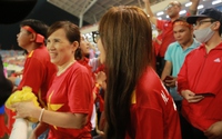 Người yêu và mẹ Hoàng Đức tay bắt mặt mừng khi U23 Việt Nam giành HCV