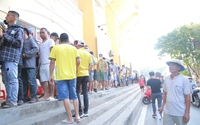 Vượt cái nắng 40 độ, CĐV Nam Định hừng hực khí thế cổ vũ đội nhà hạ Hà Nội FC