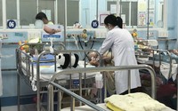 TP.HCM: Bệnh viện đông kín bệnh nhi viêm đường hô hấp