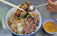 Sài Gòn quán: Quán bún thịt nướng có thịt bò xào hành tây nổi tiếng quận 1