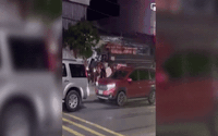 Clip NÓNG 24h: Xe tải chở gỗ bất ngờ lao vào quán cơm khiến 3 người trọng thương ở Đồng Nai