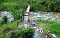 Sửa chữa cây cầu gỗ mục ở Hà Giang: Hoàn thiện phần mặt cầu