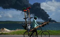 Bồn chứa dầu thứ tư ở cảng Cuba bốc cháy