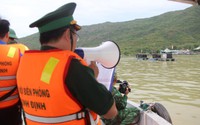 Theo chân đoàn tuần tra dùng loa kêu gọi ngư dân Bình Định lên bờ tránh bão Noru