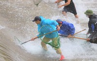 Hà Tĩnh: Nước xả lũ đổ ào ào ở đập Cu Lây, dân liều mình lao ra vớt bắt cá