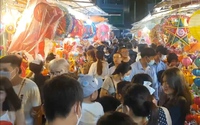 Hàng vạn người thích thú, “chen chân” tại phố lồng đèn lớn nhất Sài Gòn