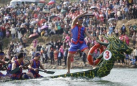 Hàng nghìn người đứng kín hai bên bờ xem Hội đua thuyền trên sông Lô