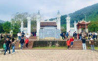 Du khách tấp nập viếng Đền thờ vị Thánh tứ bất tử ở Quảng Bình