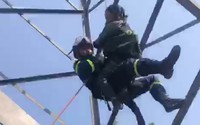 Clip NÓNG 24h: Cứu người phụ nữ 63 tuổi vắt vẻo trên cột điện cao 25m 