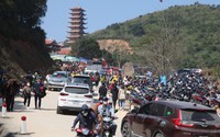 Hàng vạn du khách "hành hương" lên ngôi chùa thiêng trên đỉnh núi Đại Huệ (Nam Đàn) cầu may