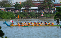 Người dân Phú Yên tấp nập đi xem hội đua thuyền có truyền thống 25 năm
