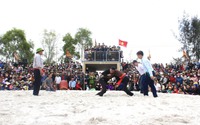 Clip: Hàng trăm thanh niên lao vào tranh bóng tại lễ hội Khai Hạ cầu may mùa màng Quảng Long (Quảng Bình)