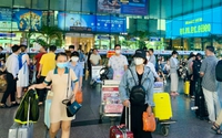 Mùng 8 Tết, sân bay Tân Sơn Nhất tiếp tục đón lượng khách "khủng"