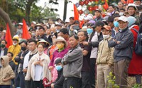 Hàng ngàn người dân Đà Nẵng hò reo, cổ vũ đua ghe tại Túy Loan