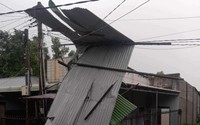 Đồng Nai: Hàng loạt nhà dân bị tốc mái, tôn bay vướng vào đường dây điện 