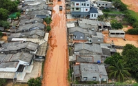 Bình Thuận: Mưa lớn làm cát đỏ tràn xuống đường, nhiều diện tích hoa màu hư hại
