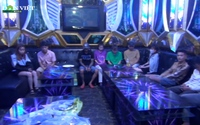 Clip: Bắt quả tang thanh niên 30 tuổi mở tiệc sinh nhật đãi bạn ma túy tại quán karaoke ở Bình Dương 