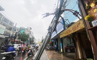 TP.HCM: Trụ điện trung thế đổ vào nhà dân sau cơn mưa lớn