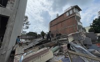 Vụ căn nhà ở Bình Thạnh, TP.HCM bị sập, vùi lấp nhiều người: Căn nhà bên cạnh cũng bị nghiêng