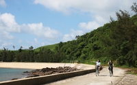 Một hòn đảo ở Quảng Ninh bãi cát đẹp, rừng phi lao xanh, bất ngờ nhất là ngôi nhà cũ cũ của người dân