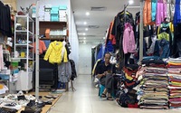 Khu chợ nổi tiếng tại trung tâm Thủ đô ế ẩm, tiểu thương ngồi đan len, lướt điện thoại