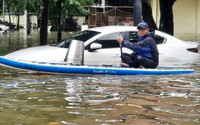 Hàng loạt ô tô ở Huế bị ngập do lũ, dân đi thuyền trên phố