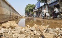 Dân khốn khổ vì bụi bẩn, lầy lội tại dự án trọng điểm kết nối trung tâm Hà Nội với sân bay Nội Bài