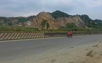 Nghệ An: Nổ mìn khai thác đá, đá văng ra quốc lộ 1A, "dội" vào nhà dân