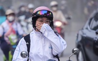 Bụi bay mù mịt, người dân chật vật đi qua nút giao thông hiện đại nhất ở Hà Nội