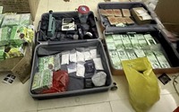 Xóa băng vận chuyển "hàng trắng" bằng xe tải từ Campuchia về Việt Nam, thu giữ 35kg ma túy cùng khẩu súng