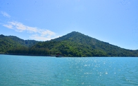 Một hòn đảo đẹp lạ như phim ở vịnh Bái Tử Long ở Quảng Ninh, có biển, cây cổ thụ, dòng suối, khỉ mặt đỏ