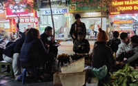Nướng ngô, khoai mỏi tay, người bán kiếm tiền triệu trong đêm lạnh ở Hà Nội