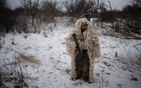 Tuyết phủ trắng nơi giao tranh giữa Ukraine và Nga, binh lính co ro vì giá lạnh