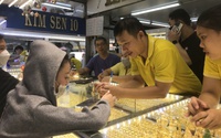 Cảnh mua bán vàng tại TP.HCM trong ngày giá vàng biến động lịch sử