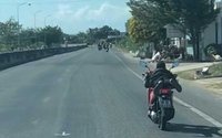Công an tỉnh Bình Thuận chỉ đạo xử nghiêm thanh niên không đội mũ bảo hiểm nằm trên yên xe máy chạy tốc độ cao