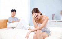 Tình cảnh của người vợ đang đi làm chồng cũng bắt về tòm tem, không được quan hệ liền kể lể với bạn bè