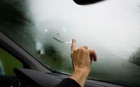 Cách xử lý kính lái và gương chiếu hậu xe ô tô bị mờ khi trời mưa