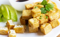 Chỉ cần bỏ thêm 1 lát chanh vào chảo, bạn sẽ có món đậu rán giòn tan