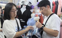 Đà Nẵng: Lý do khách du lịch quốc tế đổ xô đến chợ Hàn 