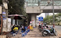 Giữa tâm điểm giành lại vỉa hè cho người đi bộ, nhà ga đường sắt đô thị bị lấn chiếm, nhếch nhác rác thải