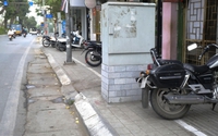 Vạch sơn trắng trên vỉa hè đâm thẳng bốt điện, cột đèn đường trên một số tuyến phố ở Hà Nội