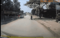 Clip NÓNG 24h: Người phụ nữ ngồi sau xe máy ngã lộn nhào trước mũi xe tải vì áo chống nắng
