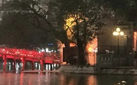 Hà Nội: Cháy bốt thu vé trước cầu Thê Húc