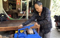 Anh nông dân Tiền Giang sáng chế máy bóc, lột vỏ dừa chạy vèo vèo, cả làng bất ngờ