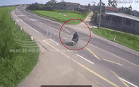 Clip NÓNG 24h: Khoảnh khắc xe khách lao xuống ruộng ở Quảng Ngãi, tài xế tử vong tại chỗ