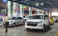 Hàng trăm lái xe taxi ‘khóc thét’ vì phí đón khách ở sân bay Tân Sơn Nhất quá cao