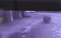 Clip NÓNG 24h: Lốp xe tải văng khỏi xe, bay thẳng vào cửa hàng bên đường tại Nghệ An